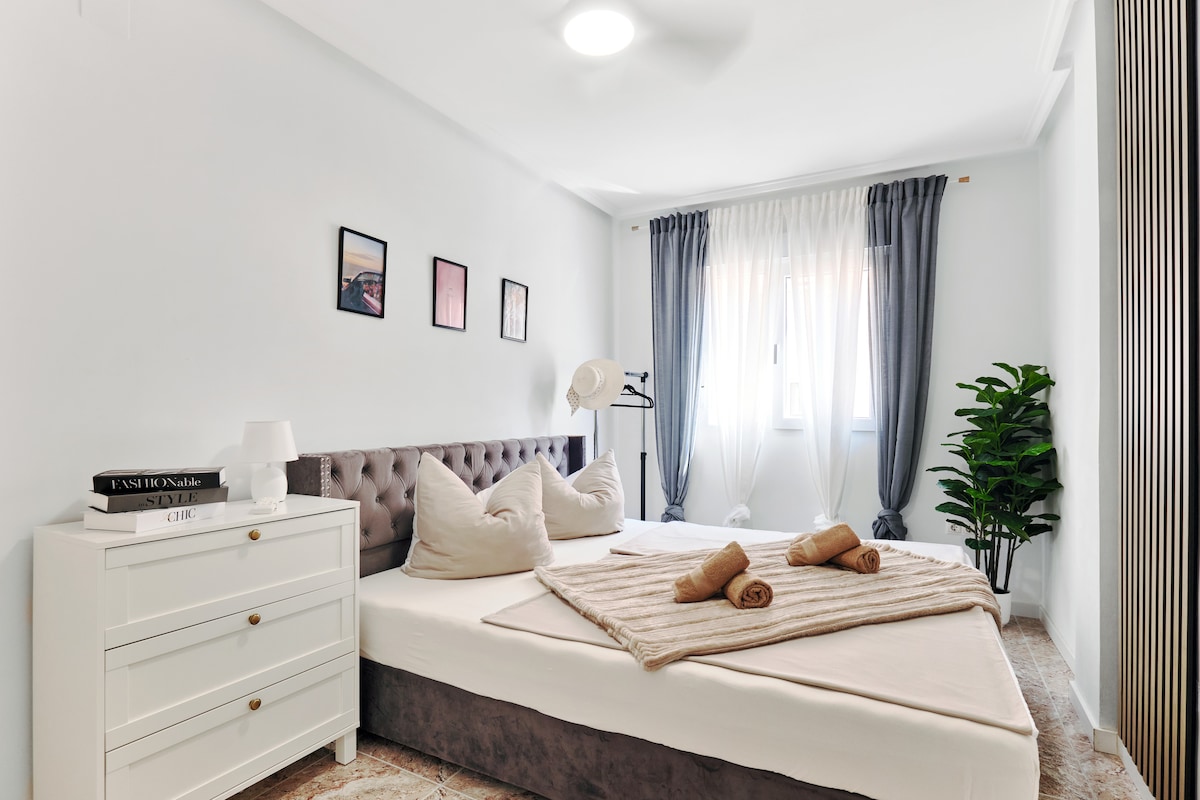 Საძინებელი 180–200 სმ ორადგილიანი საწოლით, კომოდითა და ტანსაცმლის სადგამით – კომფორტული და პრაქტიკული.