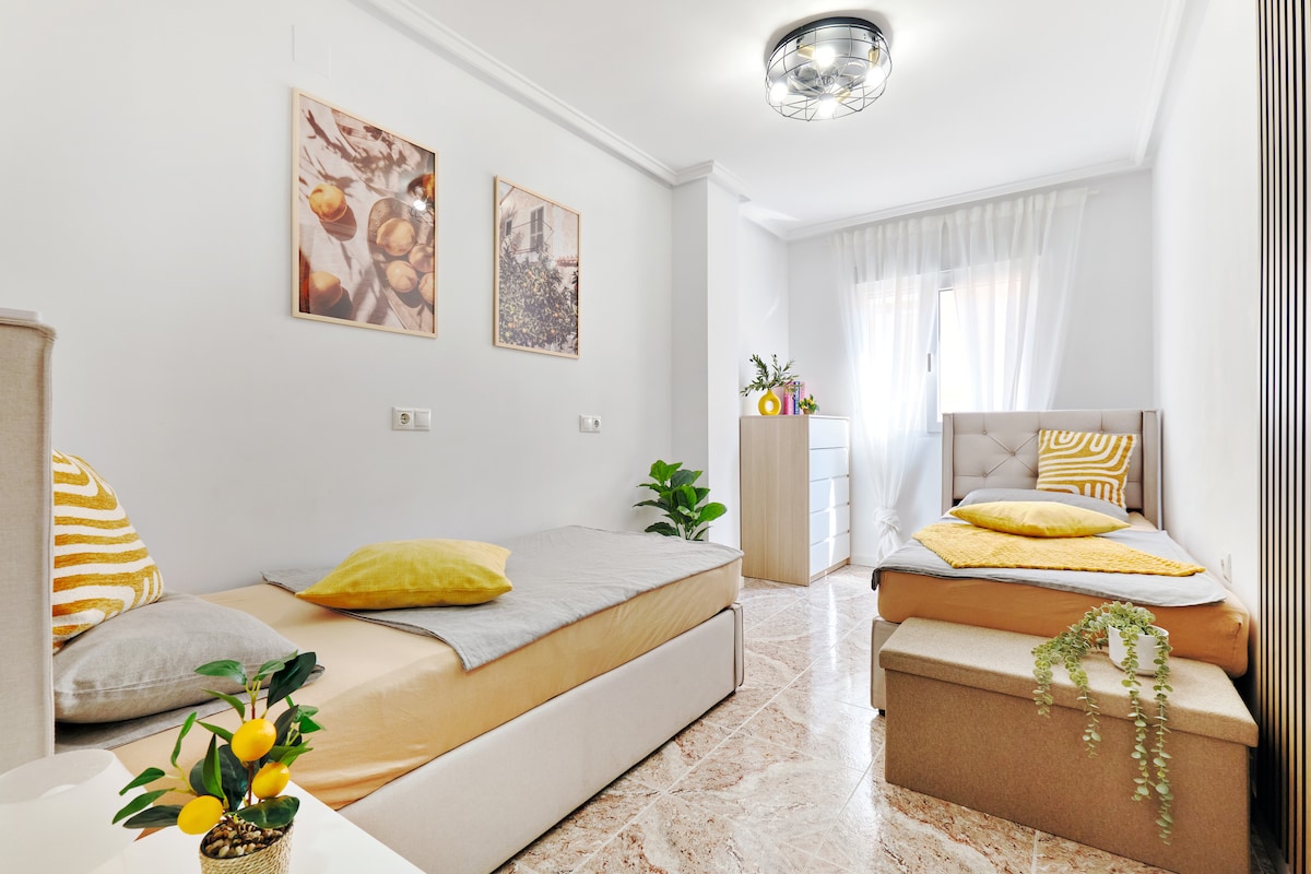 Მყუდრო საძინებელი ორი ადამიანისთვის ორი ერთადგილიანი საწოლით, საწოლისპირა მაგიდით და კომოდით – კომფორტული და პრაქტიკული.