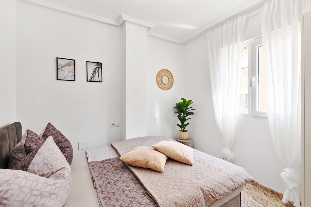 Მყუდრო საძინებელი ორი ადამიანისთვის კარადით – კომფორტული და პრაქტიკული.