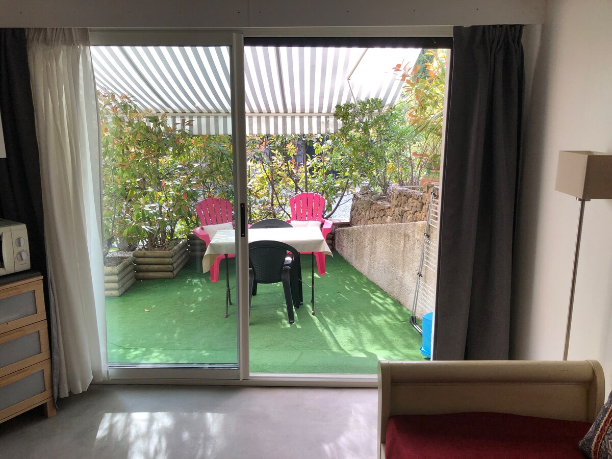 Top Airbnb: Studio with furnished terrace in Saint Raphaël