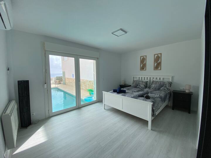 下層階のキングサイズのエンスイートベッドルーム 