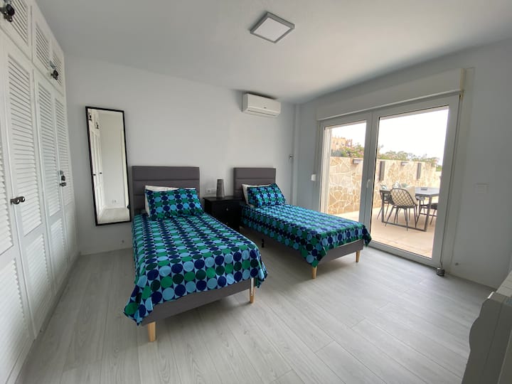 下層階のツインまたはキングサイズのエンスイートベッドルーム。