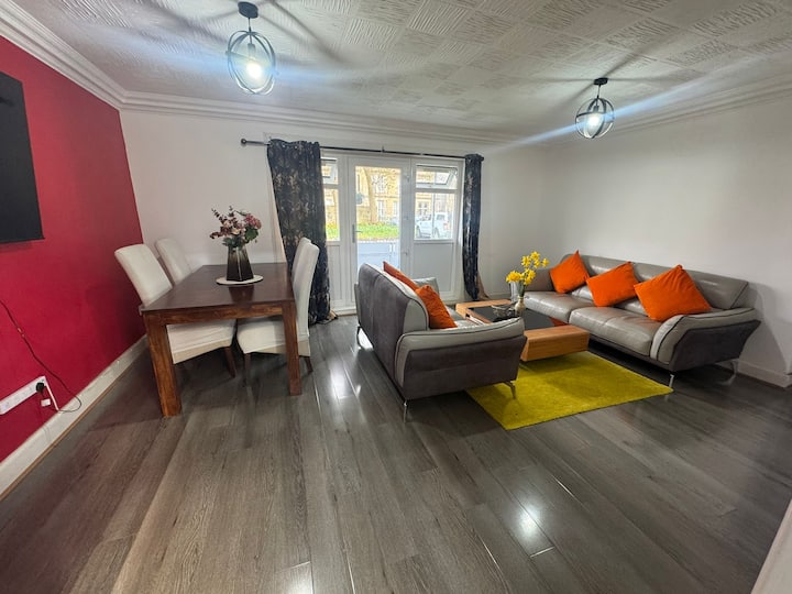 Main Door House Near City With Car Parking & Patio - Paisley
