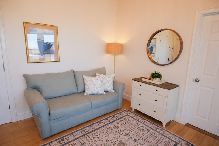 The Bellevue Apartment - Near The Beach - Newport, RI