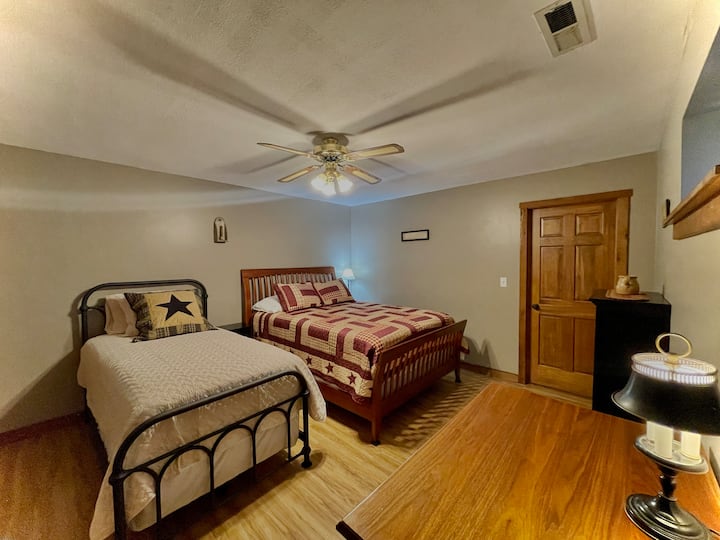 1号卧室配备1张标准双人床和1张单人床