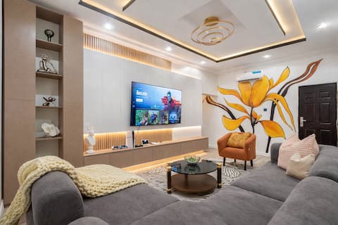 Lux Central Gem: Automated Home with PS5 & Bathtub