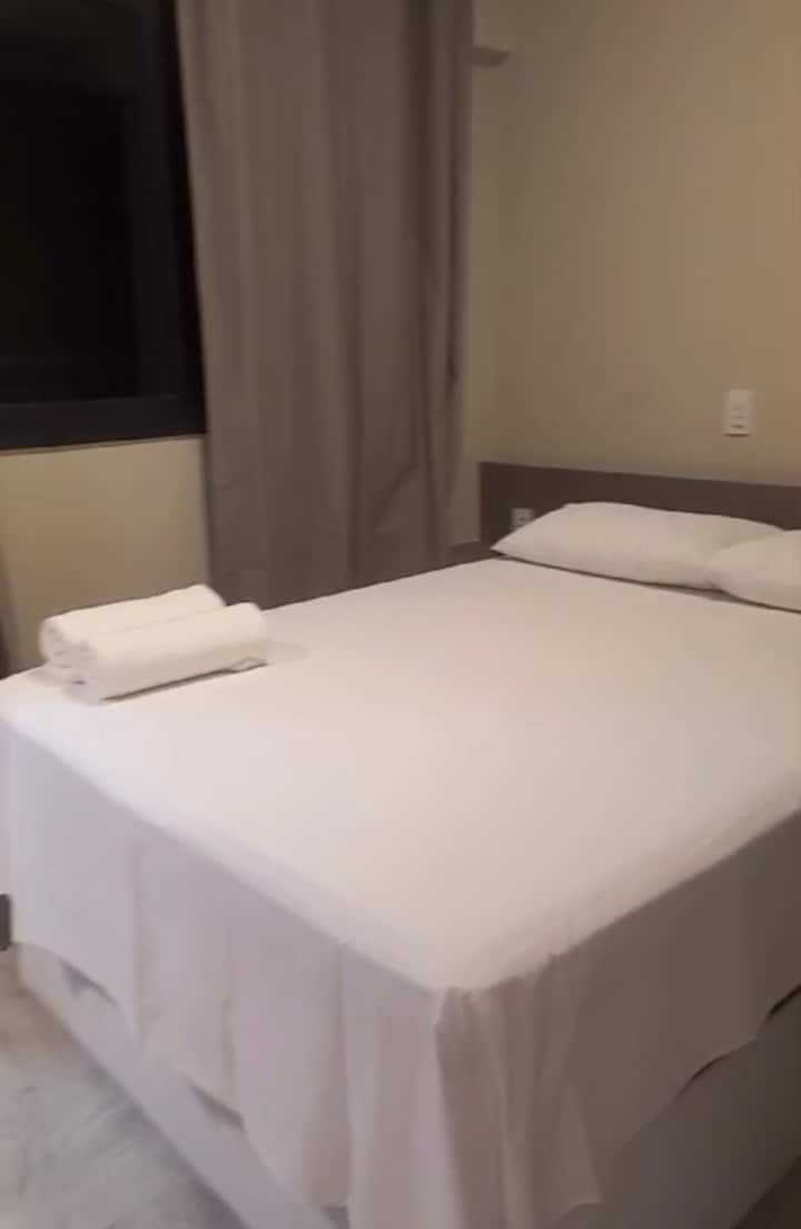 Околина со двоен кревет, гардероба, поделен клима уред (топол и ладен), приклучоци со USB и USB C.