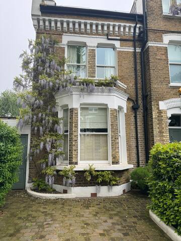 Spacious London family home gallery image 3