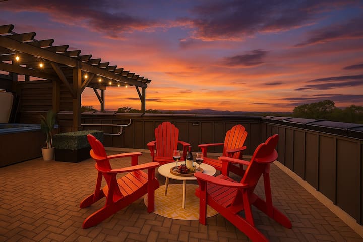 Red Radiance | Skyline Views & Rooftop Hot Tub