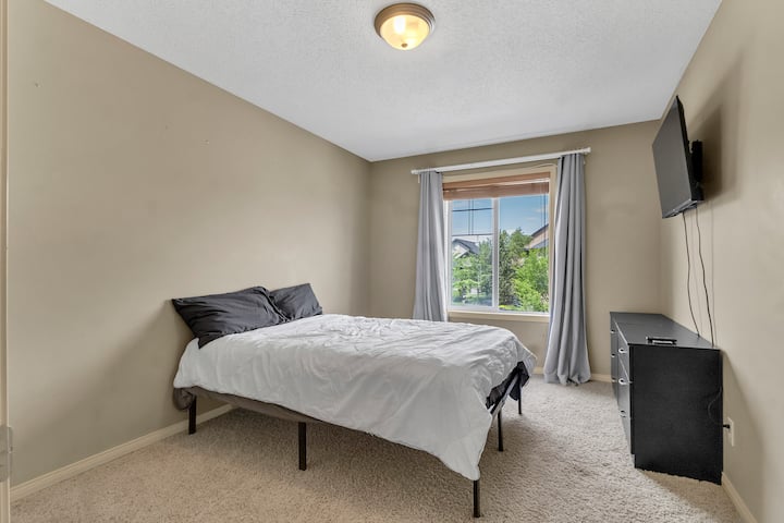 Კარგი ზომის საძინებელი, ორადგილიანი საწოლი. სმარტ-ტელევიზორი. 