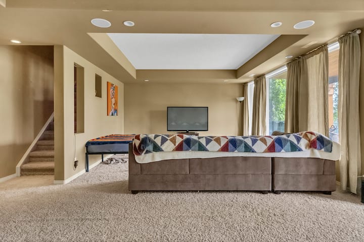 Მასიური გასასვლელი სარდაფი -  ერთადგილიანი საწოლი +  კომფორტული ტახტი დამატებითი სტუმრების მისაღებად.