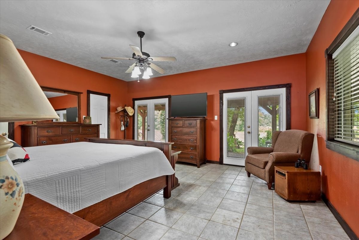 Hauptschlafzimmer mit französischen Türen mit Blick auf den See