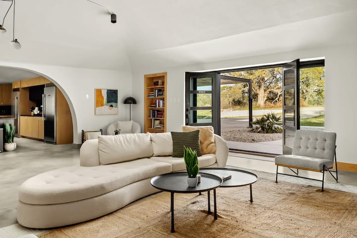 Spacious Earth Retreat | Pool, Spa & Pickleball - Driftwood, TX