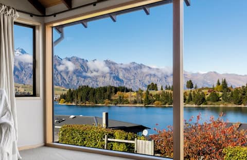 Top Airbnb: Central Base | Stunning Lake Views | Steps to Town in Queenstown Centre