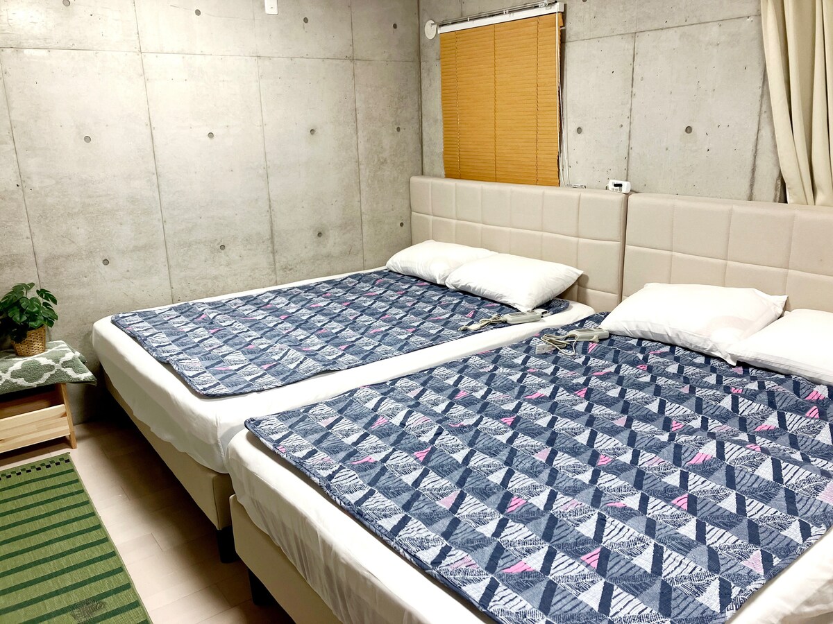 Elektrická podložka v posteľnej bielizni pripravená na teplú zimu