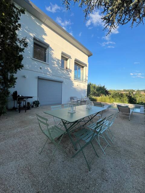 Modern villa with pool, 10 minutes from Lyon center