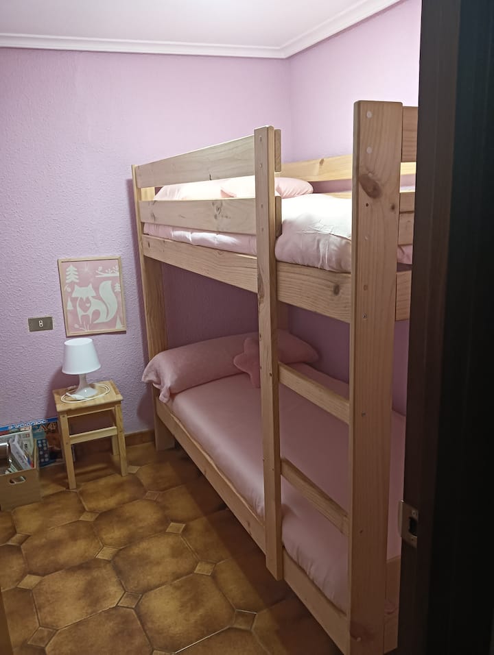 Detská izba Carla , malá a príjemná. Como alcoba je dokonalá.
