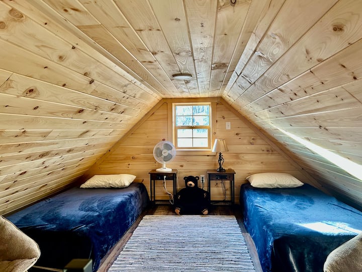 นี่คือพื้นที่ลอฟท์ที่มีเตียงคู่ขนาด XL 2 เตียง 