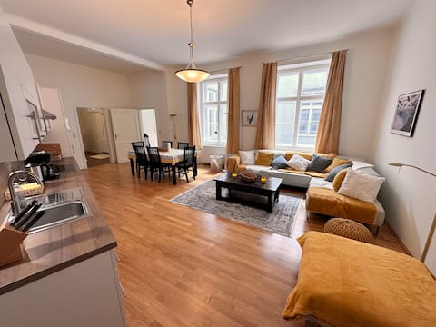 Leistungsstarkes Airbnb: Spacious old building apartment near the city center in Wieden