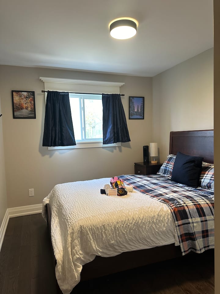 בחדר השינה השלישי יש מיטה קווין סייז המעוטרת ברהיטים מנוניטים מקומיים בהתאמה אישית, המשלבת נוחות ואומנות לאווירה ייחודית ונעימה.