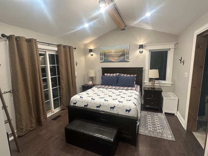 תיהנו מהנוחות של מיטה זוגית בחדר השינה הראשי, יחד עם חדר רחצה פרטי עם אמבטיה, וצאו למרפסת מבודדת עם נדנדה לנופש שליו.