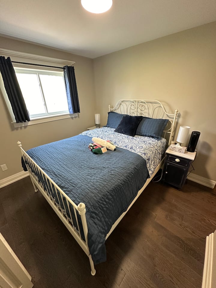 חדר השינה השני מתגאה באווירה מוארת ומאווררת עם מיטה קווין סייז, ויוצר מרחב שליו ומזמין למנוחה והתחדשות.