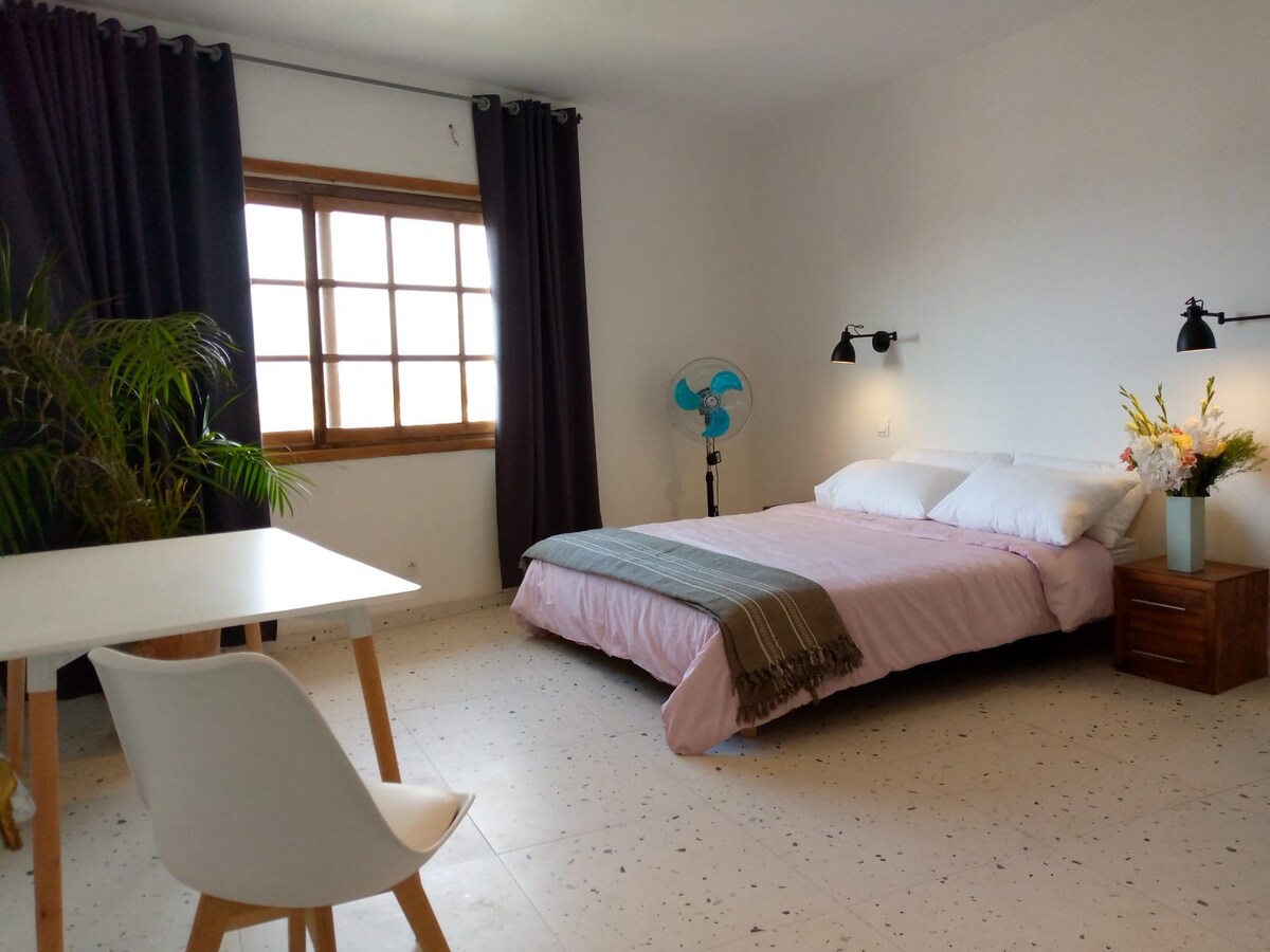 בחדר שינה 1 יש כניסה פרטית:
חדר רחצה ושירותים נפרדים פתוחים לכניסה הפרטית.
מחדר השינה נפתח נוף פנורמי של העיר