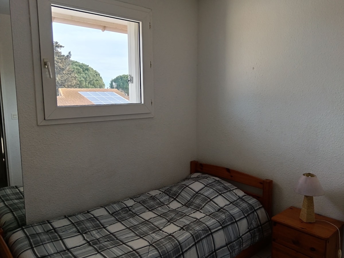 1 cama individual + caja debajo de la cama con una segunda cama. 
Atención: una vez abierta, esta cama no permite cerrar la puerta.
