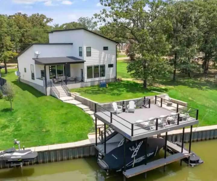 The Hibiscus House Houses for Rent in Mabank, Texas, United States
