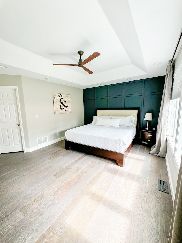 Dormitorio principal con baño privado en el tercer nivel (dormitorio #2)