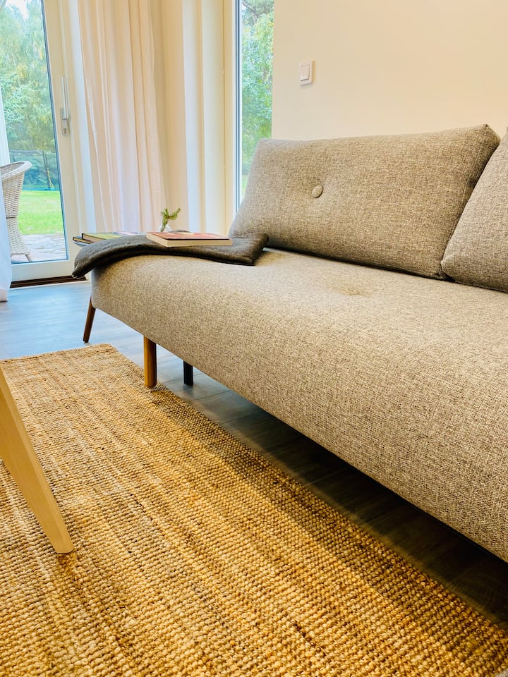 Den högkvalitativa ILVA-SOFFAN omvandlas till en säng 140 cm bred. När du checkar in, låt oss veta om du vill ha sängen förberedd eller som soffa. Kuddar förvaras i stängda under trappan.
