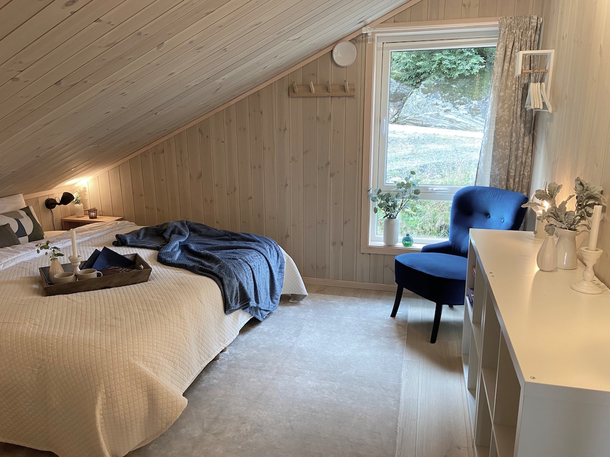 Dhoma e gjumit 3: Dhomë gjumi familjare me krevat dopio (180x200cm) dhe krevat tek (80x200cm). Gjithashtu, hapësirë për çdo krevat udhëtimi, ose ndoshta dyshek në dysheme.