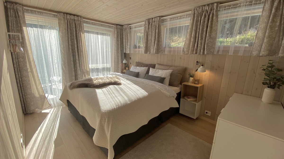 Dhomë gjumi e ndritshme dhe e rehatshme. Krevati është 180 x 200 cm. Dalja e drejtpërdrejtë në verandë dhe vaskë me hidromasazh.