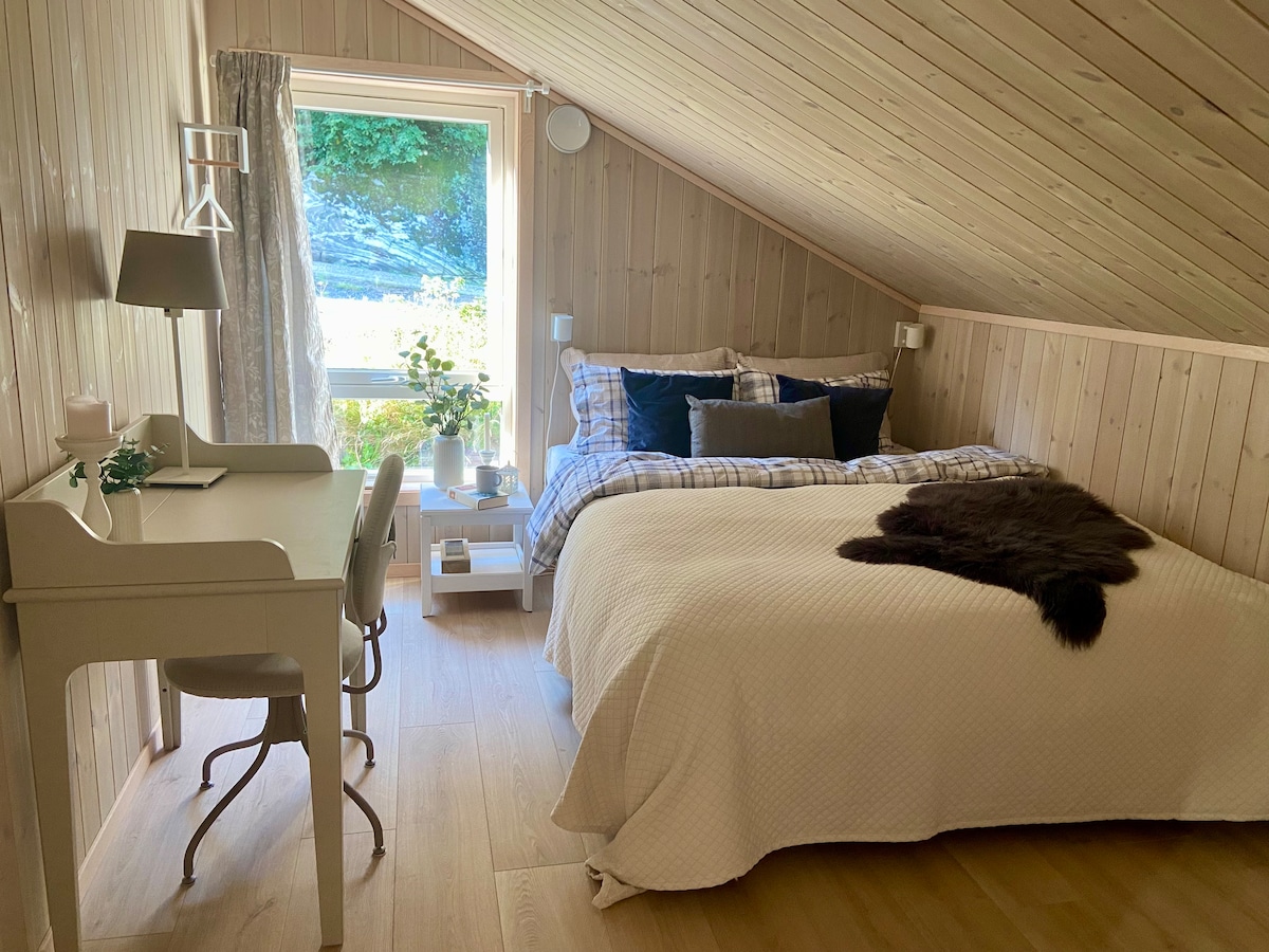 Dhoma e gjumit nr. 4: Dhomë gjumi familjare me krevat dopio 160x200cm dhe krevat tek 80x200cm. Hapësirë për të vendosur një krevat udhëtimi. Përveç kësaj, një hapësirë e vogël pune, e cila zgjeron një zyrë në shtëpi.