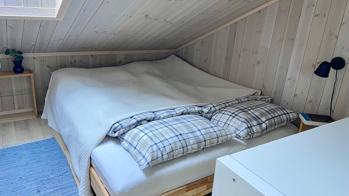 Dhoma e gjumit 5. Hapësirë e rehatshme për zvarritje me krevat dopio 160x200cm. 