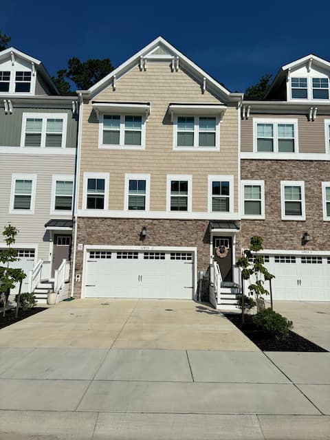 Luxury Retreat By The Sea!