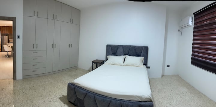 Მთავარი საძინებელი, სრული კარადა და აბაზანა-ტუალეტი