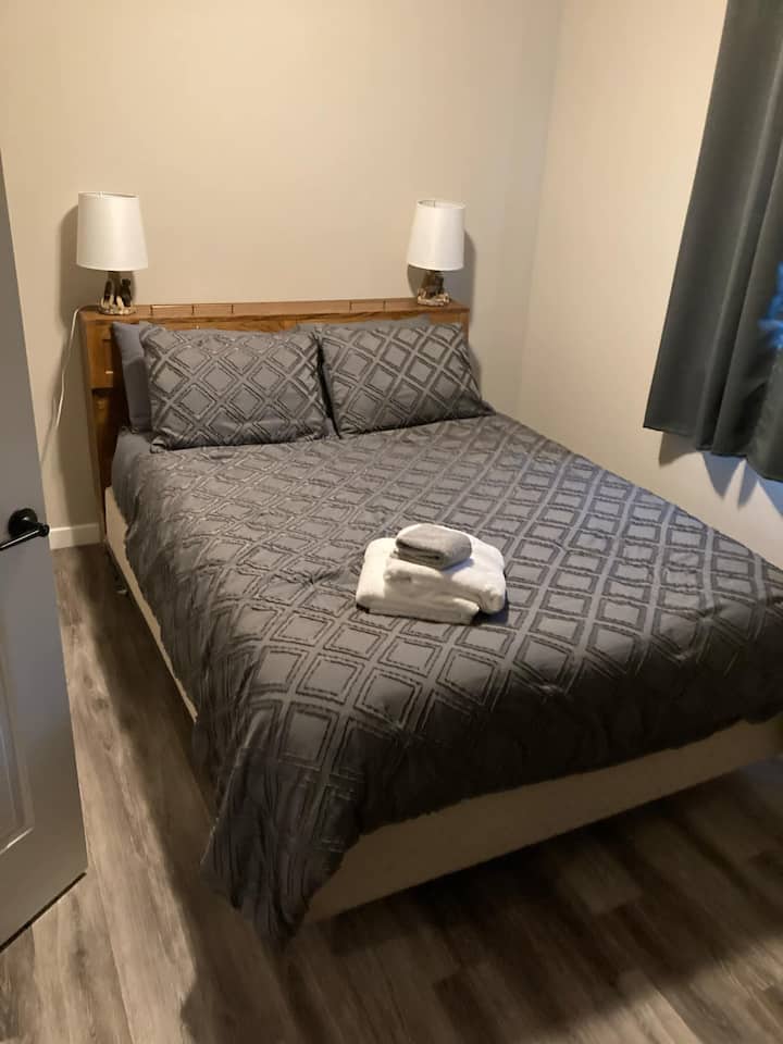 Hlavná spálňa v penzióne s manželskou posteľou, toto je dlhá izba, takže v tej istej izbe je aj manželská posteľ King.