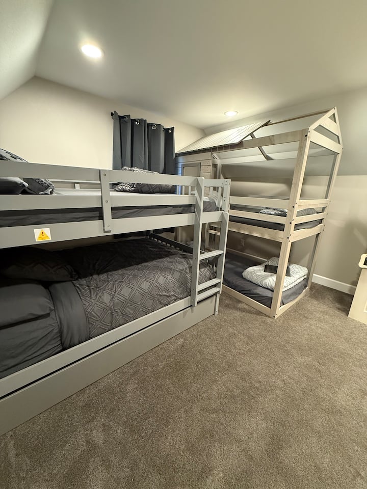 Dvojlôžková poschodová posteľ a plná poschodová posteľ – hlavný dom