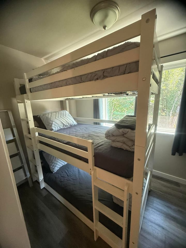 Trojposchodová posteľ – dom pre hostí 