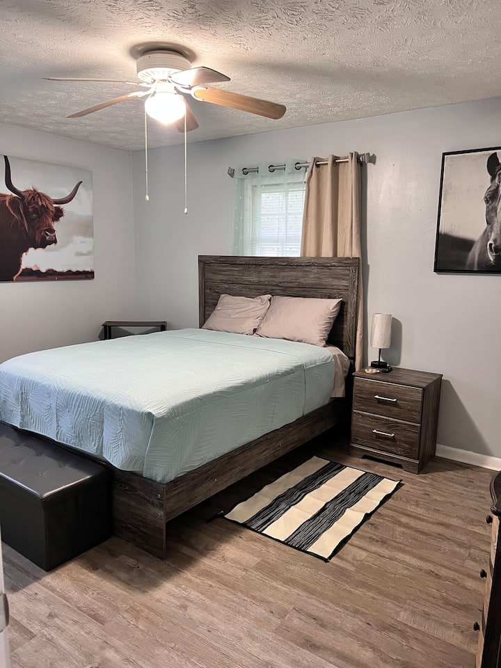 تأتي غرفة النوم مجهزة بمنفذ شاحن يو إس بي وتلفزيون ذكي ومروحة سقف. 