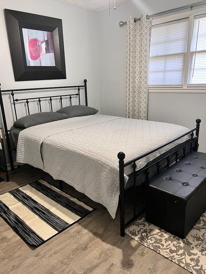 تأتي هذه الغرفة مجهزة بمنفذ شاحن يو إس بي ومروحة سقف. 