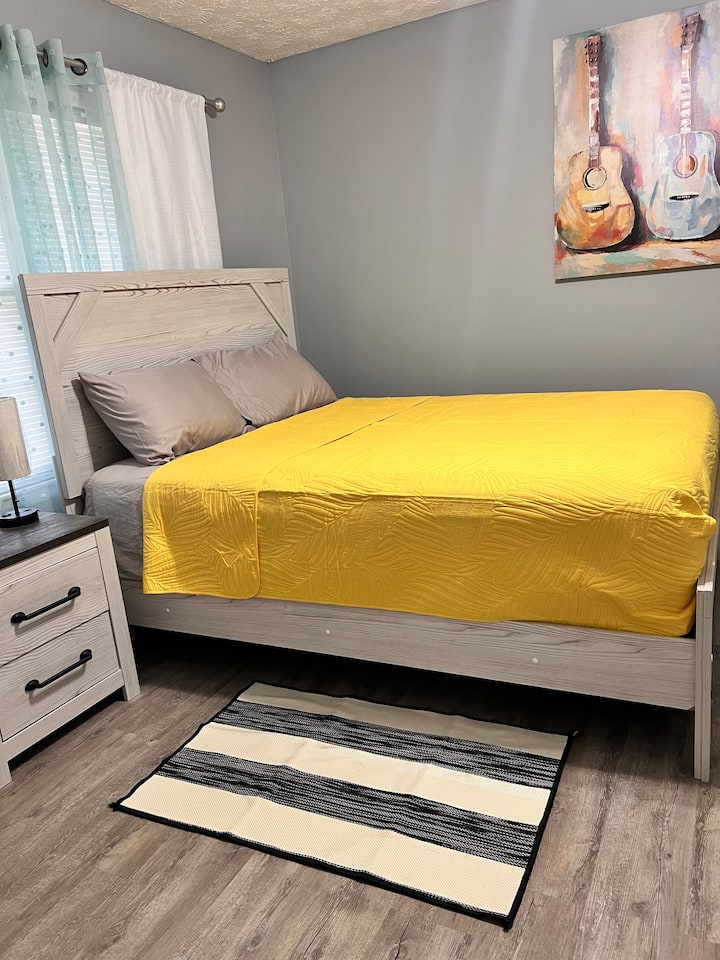 تأتي الغرفة مجهزة بمنفذ شاحن يو إس بي ومروحة سقف. 