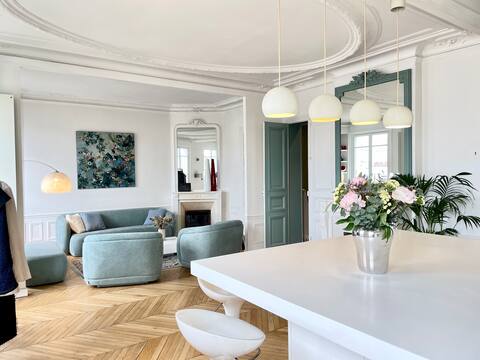 Top performing Airbnb: Le 11 – Apartment for rent in Paris 4e Arrondissement