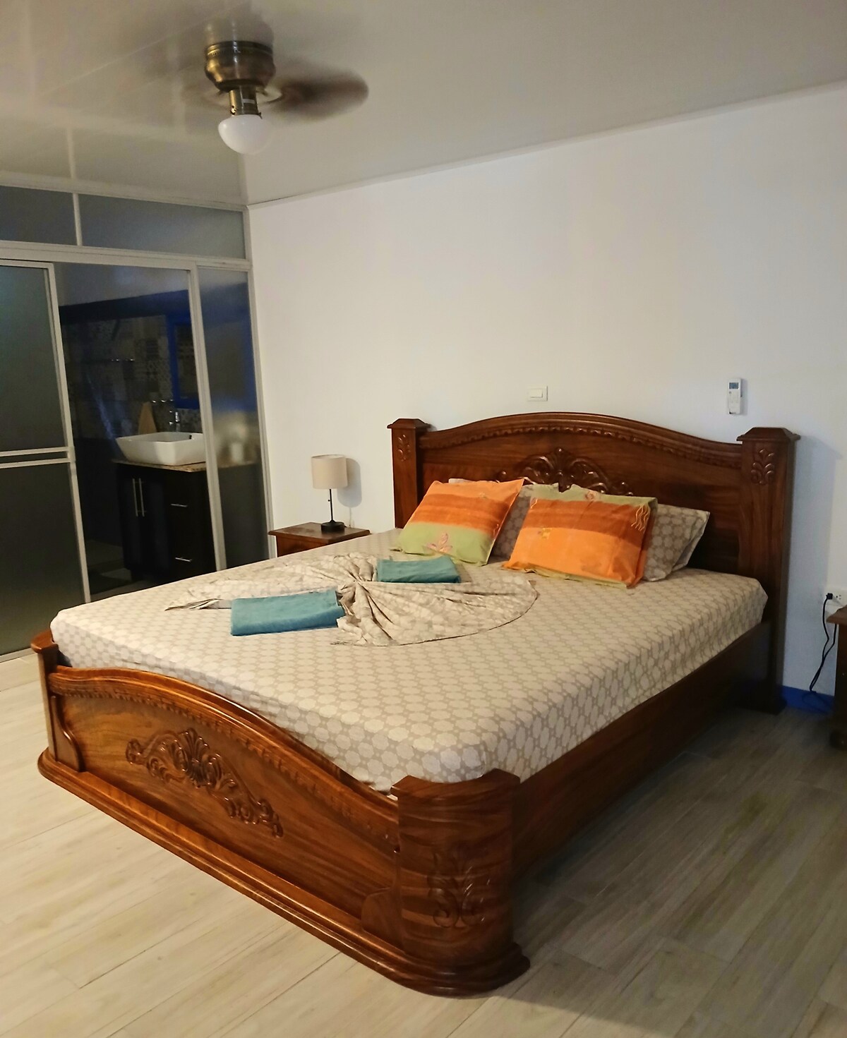 Spálňa 4 
Manželská posteľ