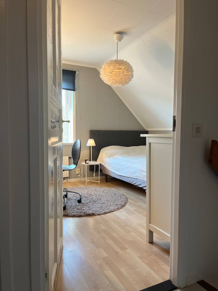 מיטה 120 ס"מ. שולחן איפור עם מראה ומנורות נמצאים בחדר. 