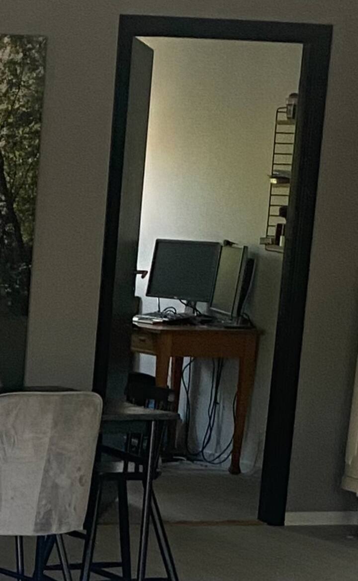 חדר שינה קומה 1. מיטה 90 פנויה. שולחן עבודה. מסכי המחשב יוסרו. 