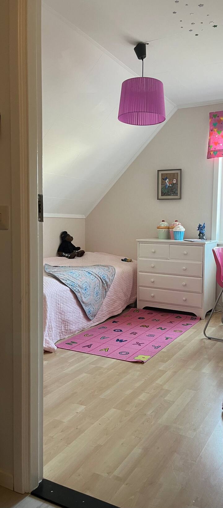 2 מיטות 90 ס"מ. שולחן עבודה זמין. 