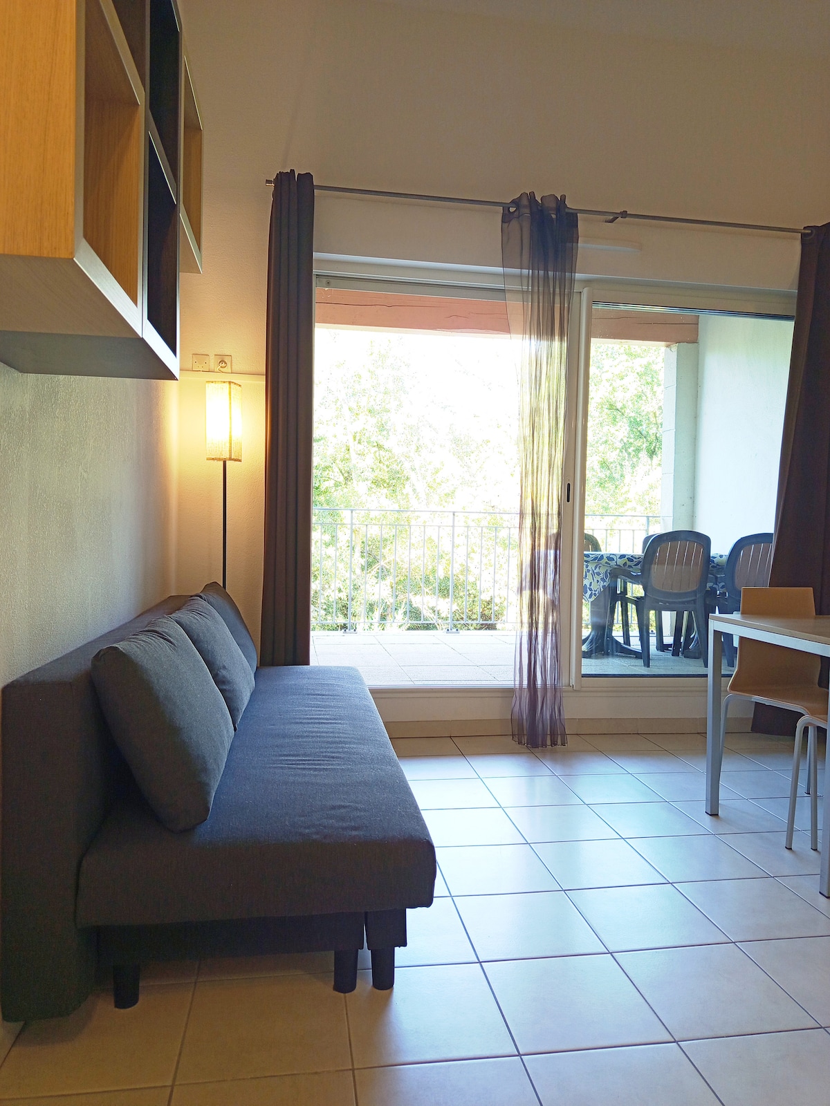 פינת ישיבה עם טלוויזיה
אפשרות ללינה לאדם אחד