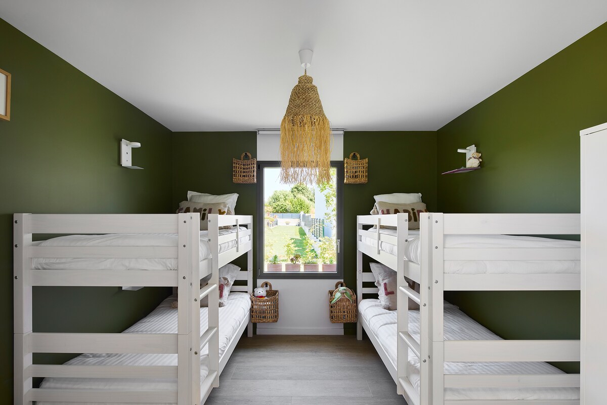 Обща стая с 2 двуетажни легла за 4 деца или тийнейджъри. За малките деца има 1 сгъваемо бебешко легло, както и стол за хранене. 